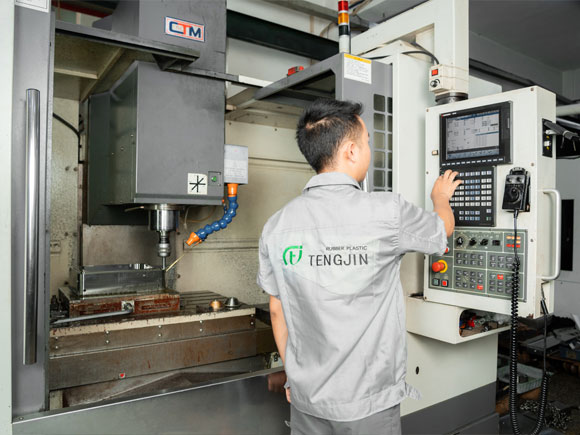 plasctic injection molding machine